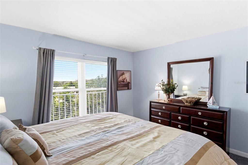 For Sale: $146,900 (1 beds, 1 baths, 702 Square Feet)