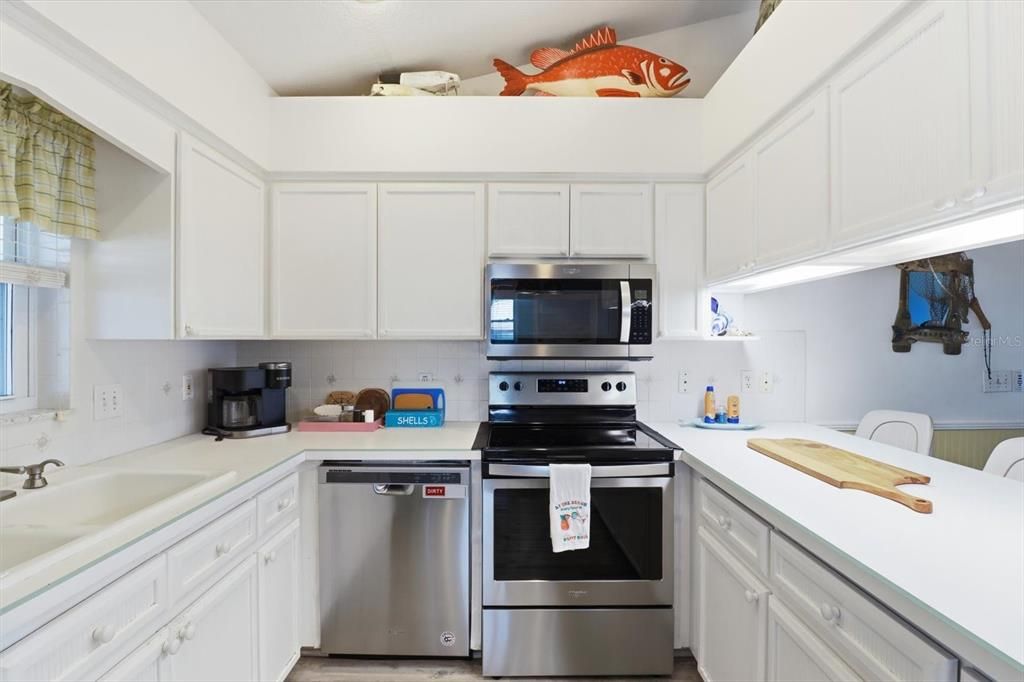 For Sale: $925,000 (3 beds, 2 baths, 1200 Square Feet)
