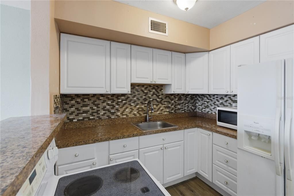 For Sale: $80,000 (1 beds, 1 baths, 595 Square Feet)