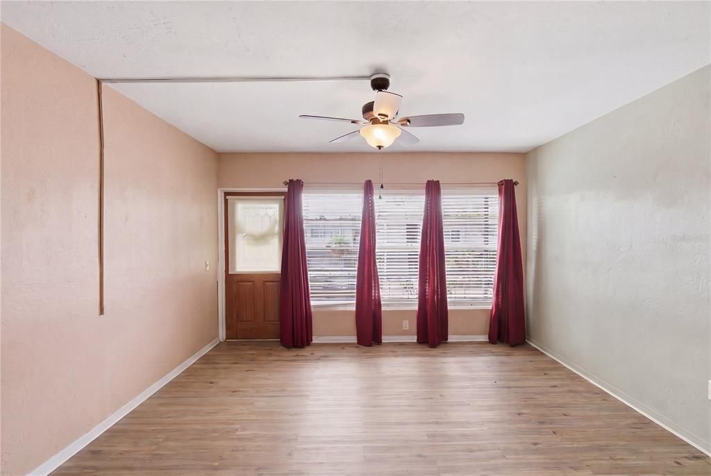 For Sale: $80,000 (1 beds, 1 baths, 595 Square Feet)