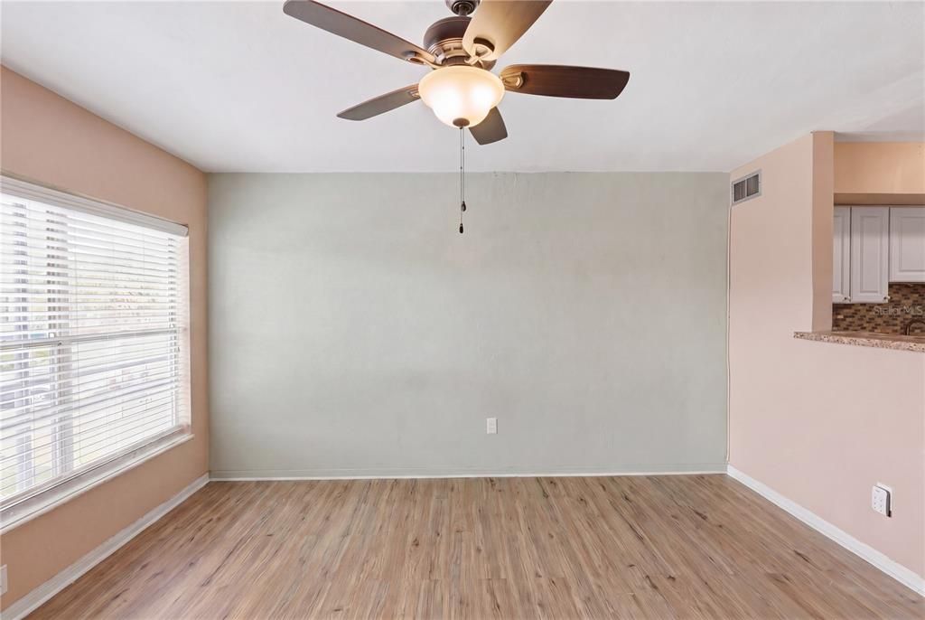 For Sale: $80,000 (1 beds, 1 baths, 595 Square Feet)