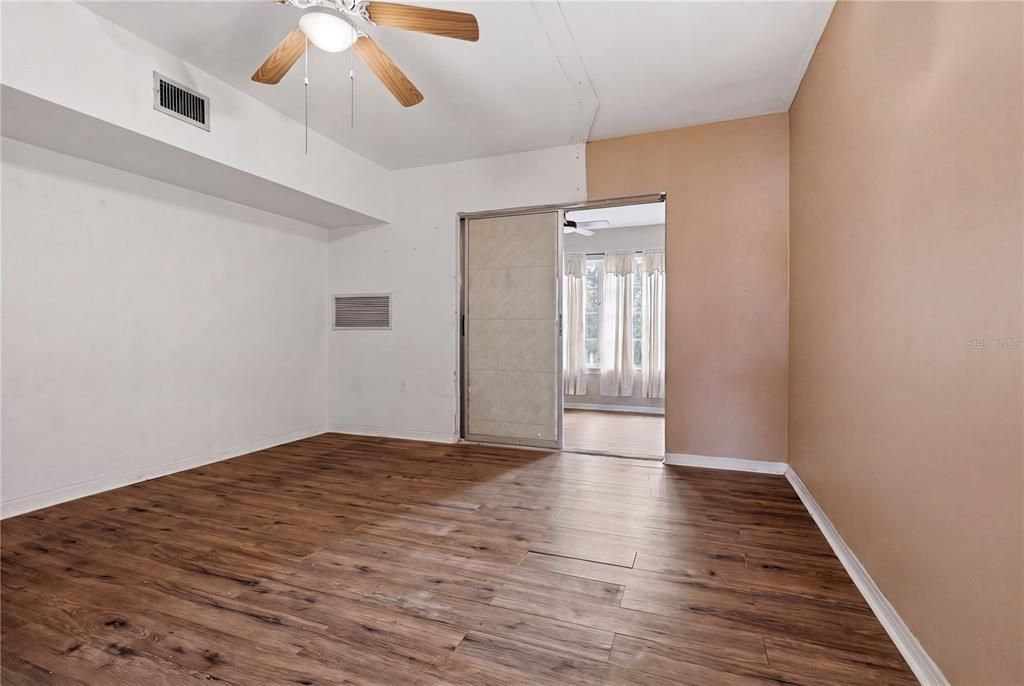 For Sale: $80,000 (1 beds, 1 baths, 595 Square Feet)