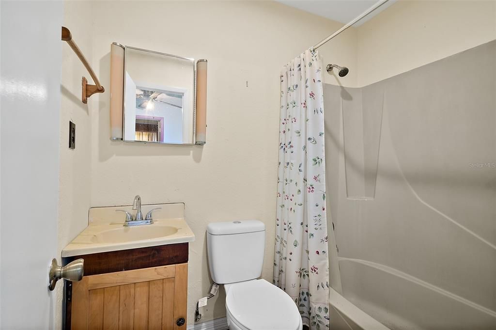 Activo con contrato: $249,000 (4 camas, 2 baños, 2700 Pies cuadrados)