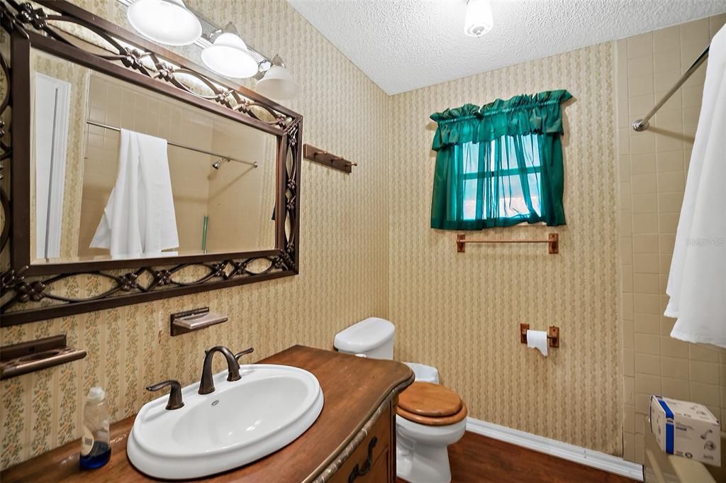 Activo con contrato: $249,000 (4 camas, 2 baños, 2700 Pies cuadrados)