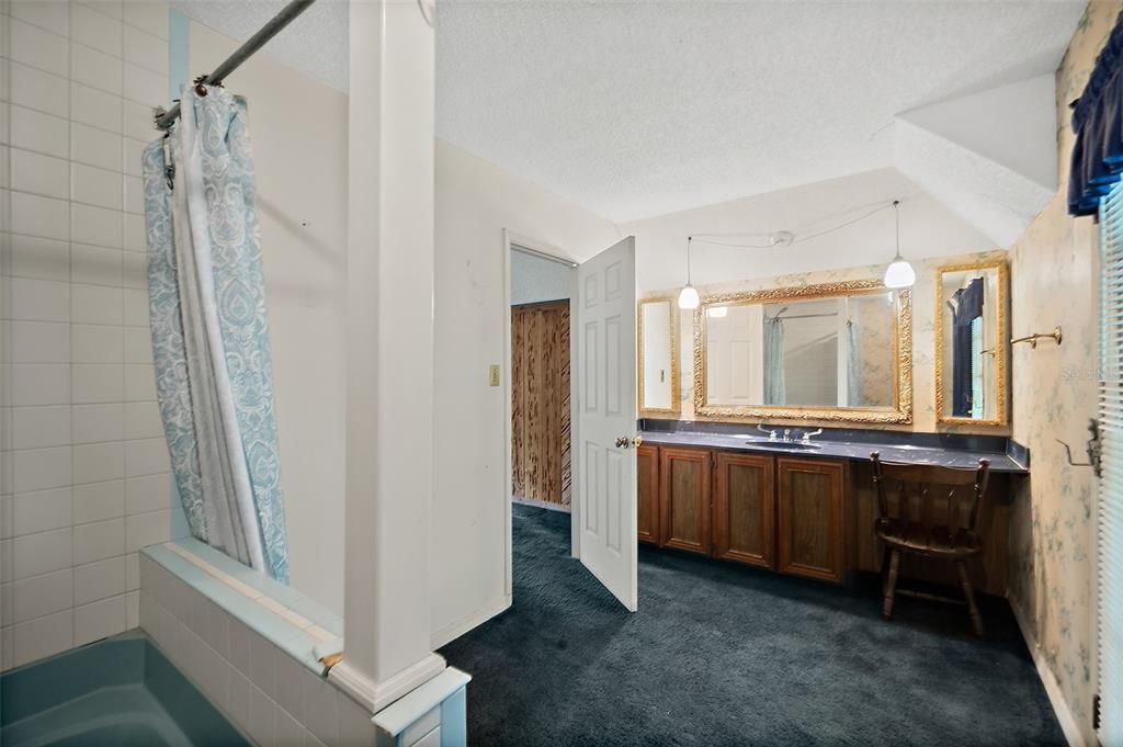 Activo con contrato: $249,000 (4 camas, 2 baños, 2700 Pies cuadrados)