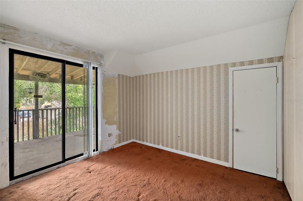 Activo con contrato: $249,000 (4 camas, 2 baños, 2700 Pies cuadrados)
