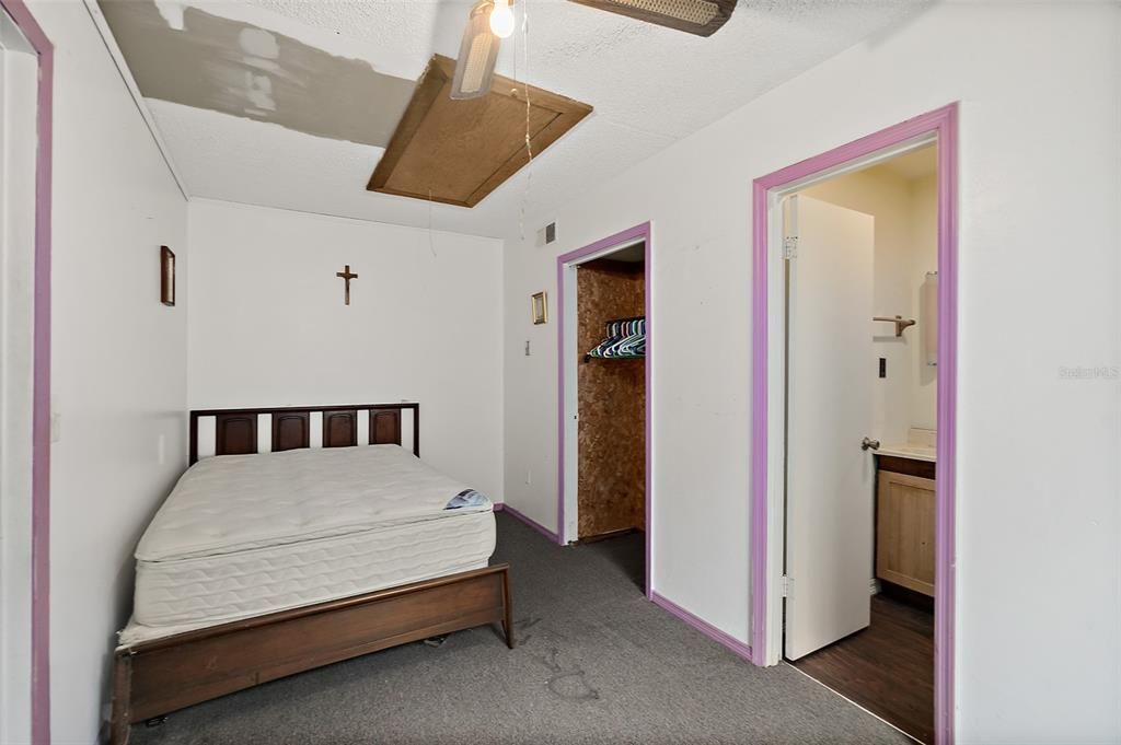 Activo con contrato: $249,000 (4 camas, 2 baños, 2700 Pies cuadrados)