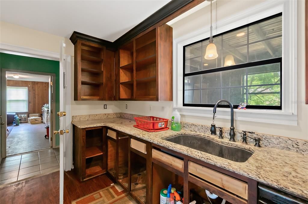 Activo con contrato: $249,000 (4 camas, 2 baños, 2700 Pies cuadrados)