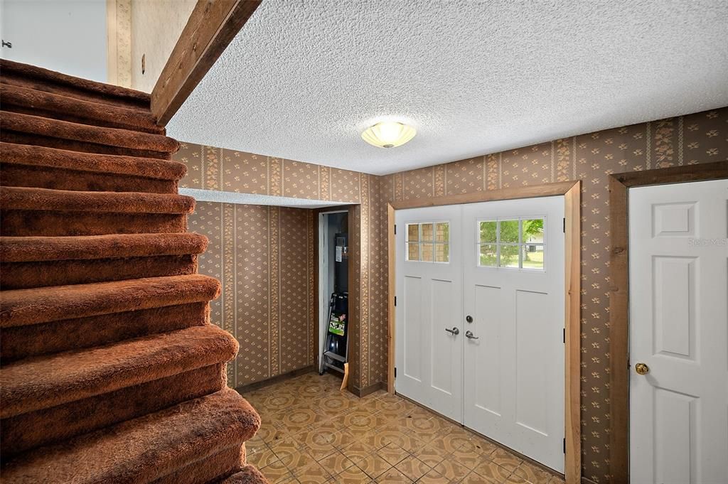 Activo con contrato: $249,000 (4 camas, 2 baños, 2700 Pies cuadrados)