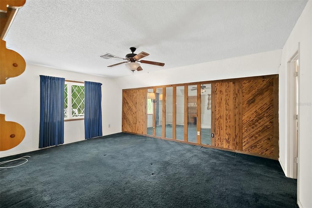 Activo con contrato: $249,000 (4 camas, 2 baños, 2700 Pies cuadrados)