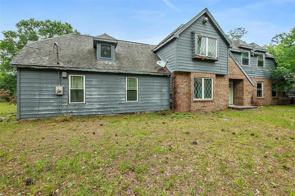 Activo con contrato: $249,000 (4 camas, 2 baños, 2700 Pies cuadrados)