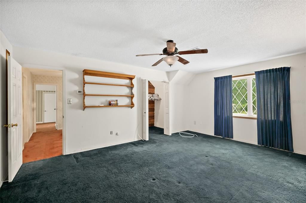 Activo con contrato: $249,000 (4 camas, 2 baños, 2700 Pies cuadrados)