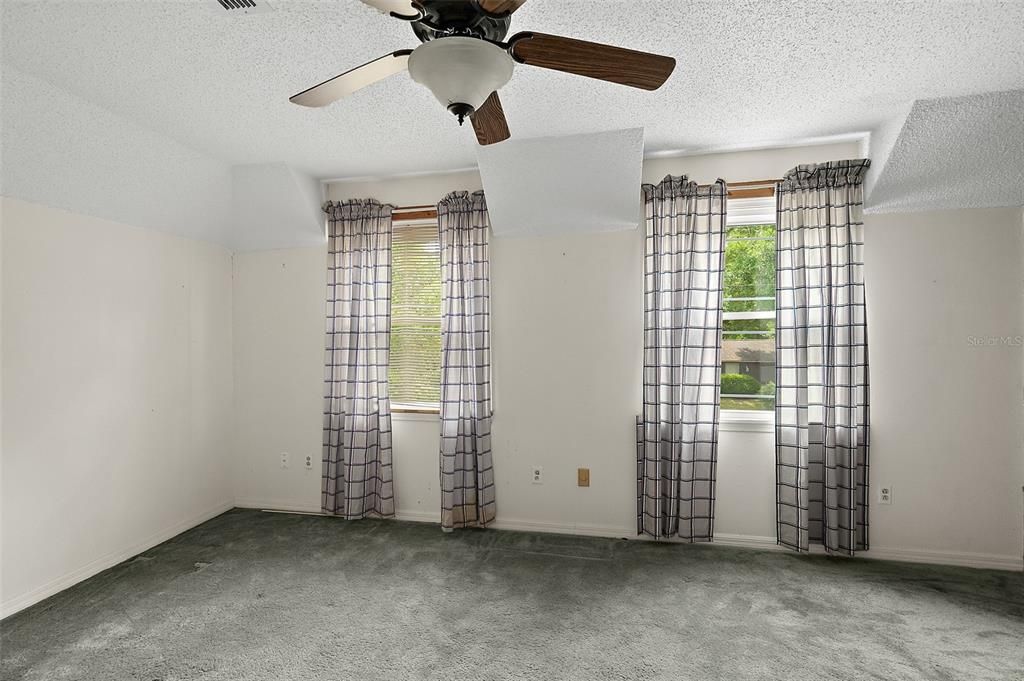 Activo con contrato: $249,000 (4 camas, 2 baños, 2700 Pies cuadrados)
