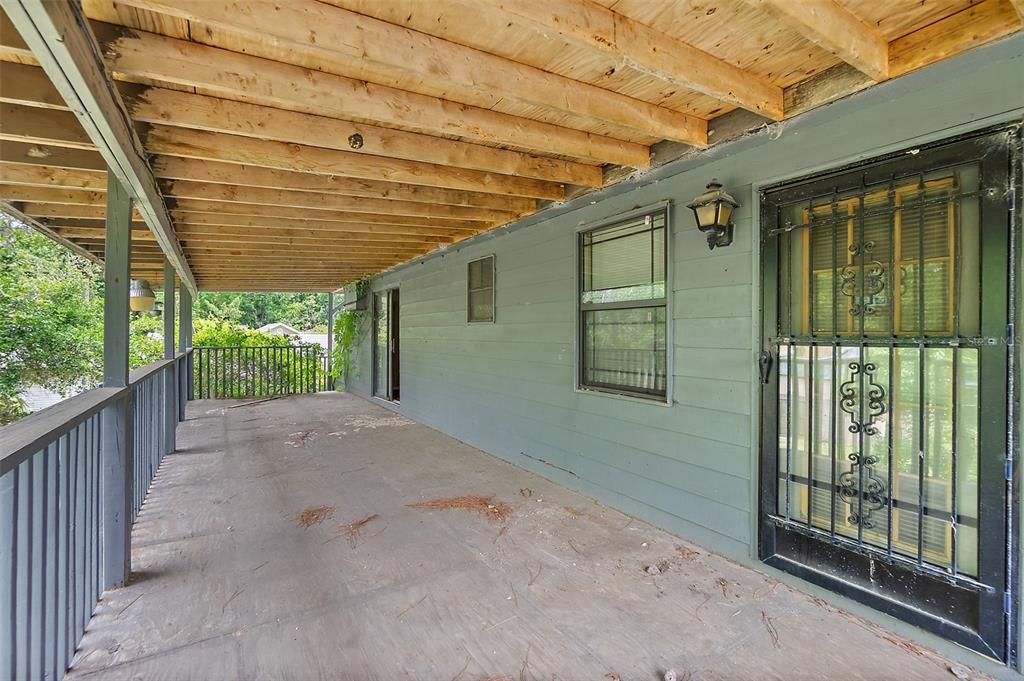 Activo con contrato: $249,000 (4 camas, 2 baños, 2700 Pies cuadrados)