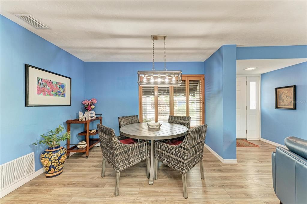 Под контрактом: $429,000 (2 спален, 2 ванн, 1378 Квадратных фут)