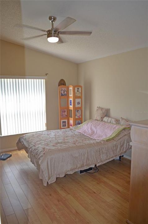 Activo con contrato: $325,000 (3 camas, 2 baños, 1233 Pies cuadrados)
