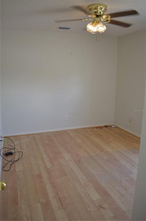 Activo con contrato: $325,000 (3 camas, 2 baños, 1233 Pies cuadrados)