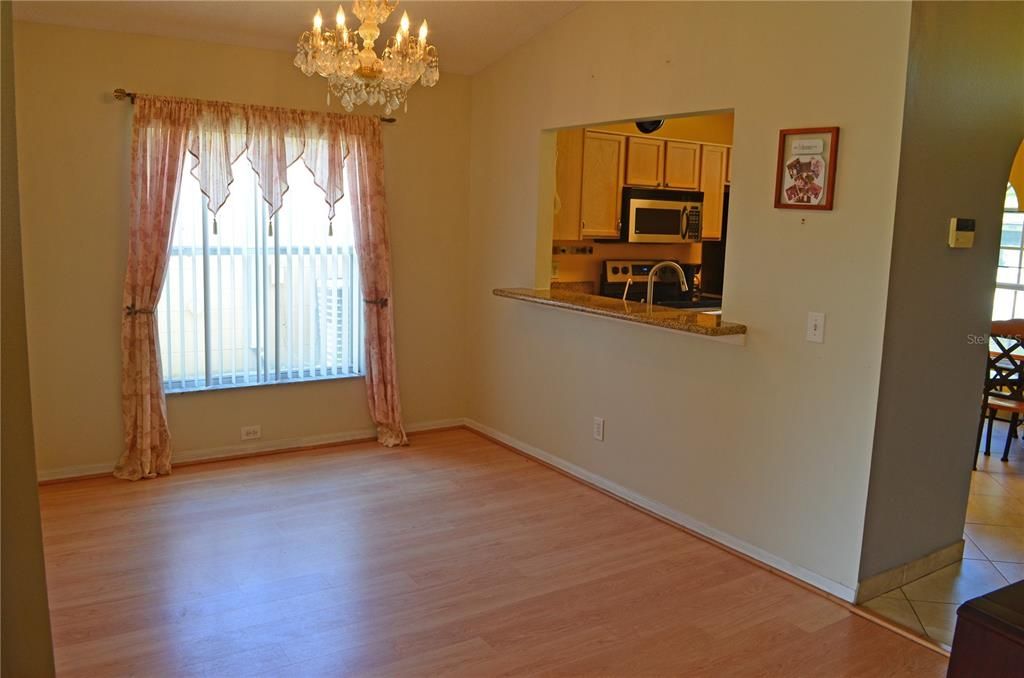Activo con contrato: $325,000 (3 camas, 2 baños, 1233 Pies cuadrados)