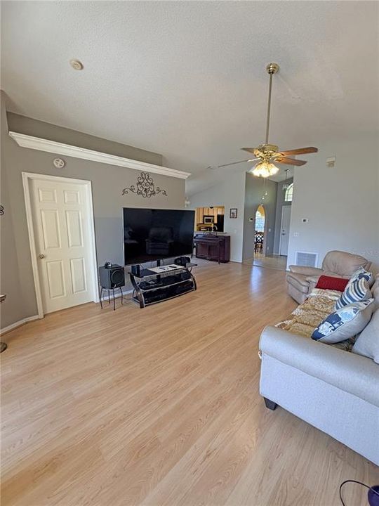 Activo con contrato: $325,000 (3 camas, 2 baños, 1233 Pies cuadrados)