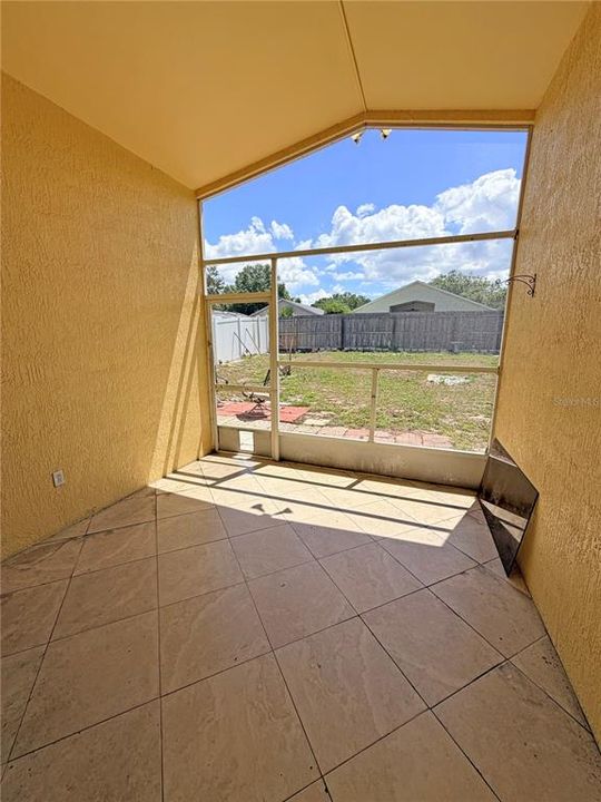 Activo con contrato: $325,000 (3 camas, 2 baños, 1233 Pies cuadrados)
