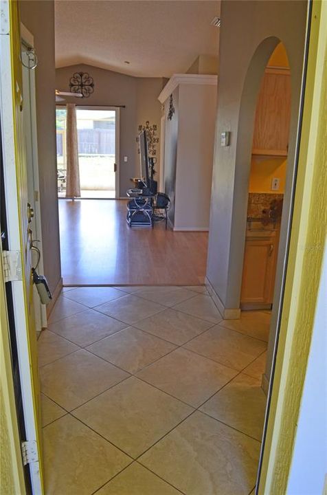 Activo con contrato: $325,000 (3 camas, 2 baños, 1233 Pies cuadrados)