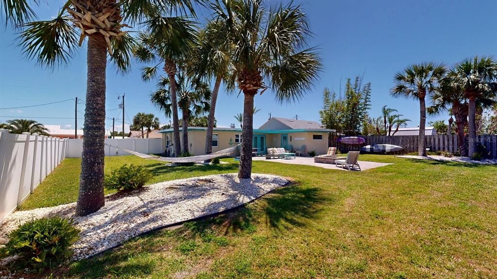 For Sale: $550,000 (3 beds, 2 baths, 900 Square Feet)