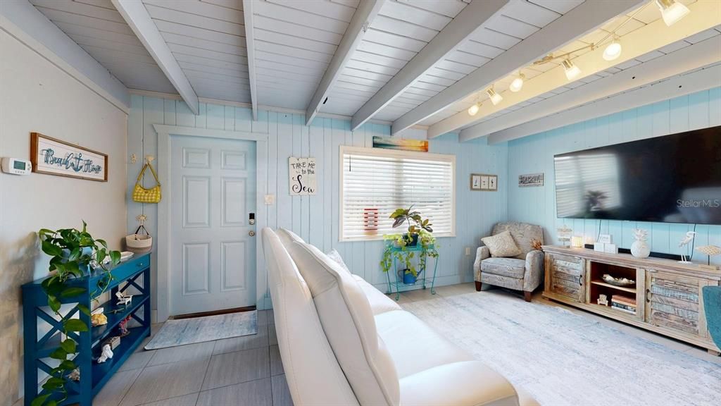 For Sale: $550,000 (3 beds, 2 baths, 900 Square Feet)