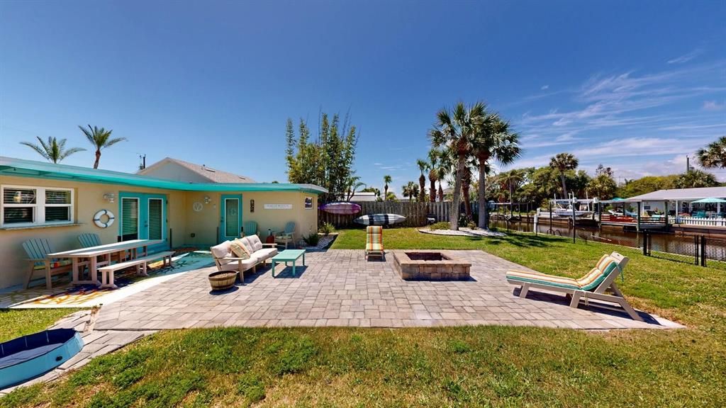 For Sale: $550,000 (3 beds, 2 baths, 900 Square Feet)
