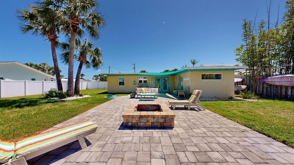 For Sale: $550,000 (3 beds, 2 baths, 900 Square Feet)