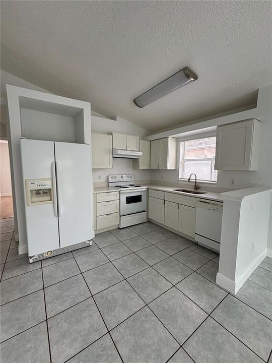 For Rent: $2,150 (3 beds, 2 baths, 1016 Square Feet)