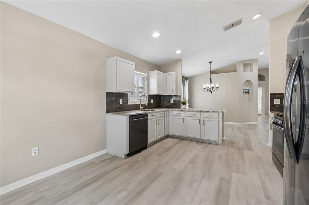 Activo con contrato: $404,999 (3 camas, 2 baños, 1640 Pies cuadrados)