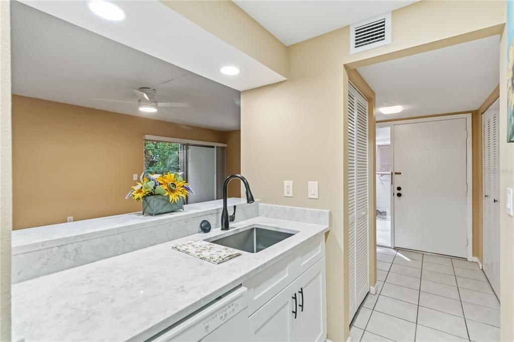 For Rent: $1,750 (2 beds, 2 baths, 897 Square Feet)