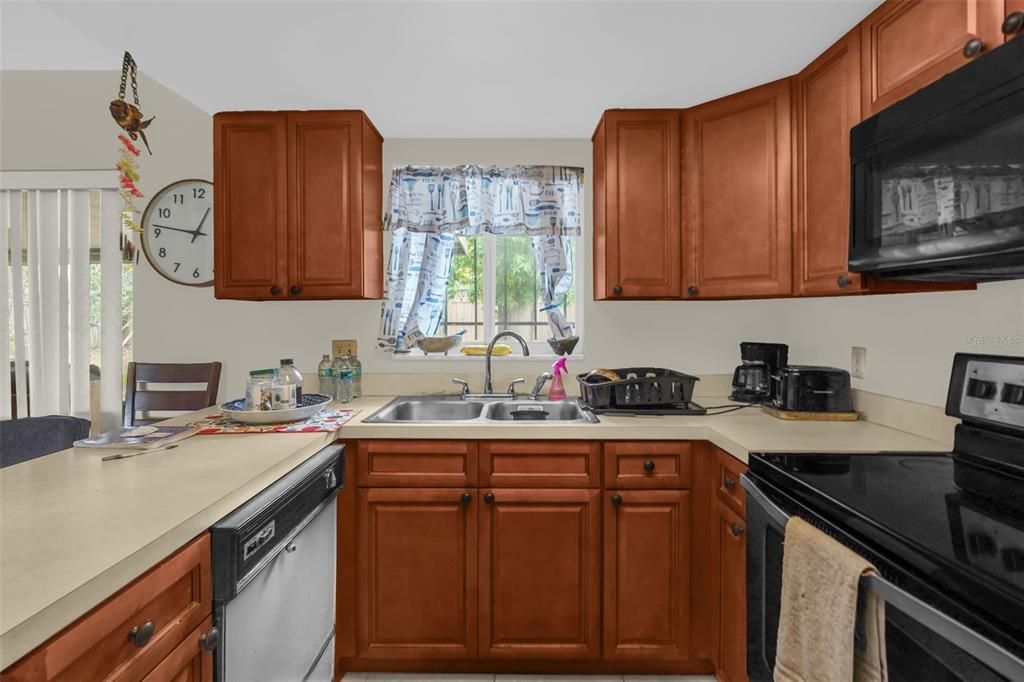 Active With Contract: $289,000 (3 beds, 2 baths, 1213 Square Feet)