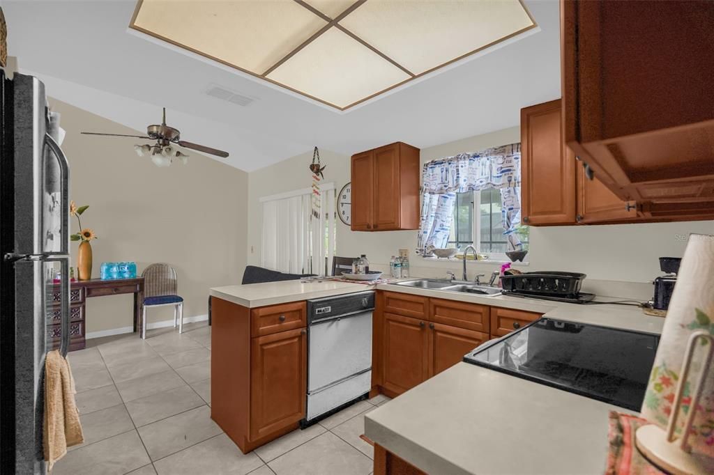 Active With Contract: $289,000 (3 beds, 2 baths, 1213 Square Feet)