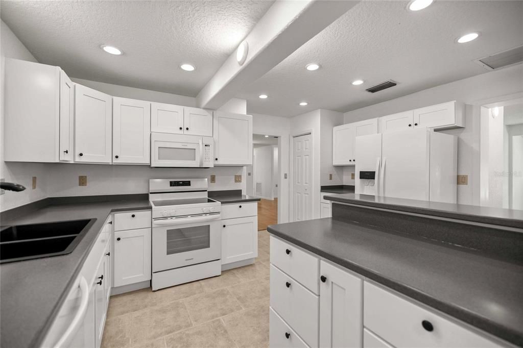 For Sale: $428,000 (3 beds, 3 baths, 1941 Square Feet)