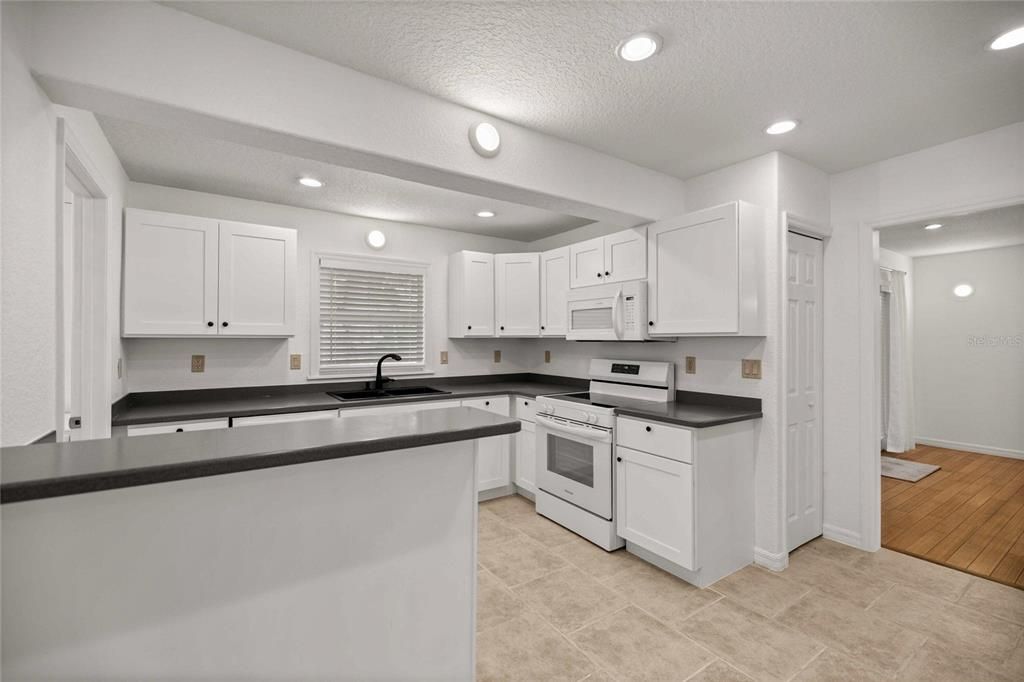 For Sale: $428,000 (3 beds, 3 baths, 1941 Square Feet)