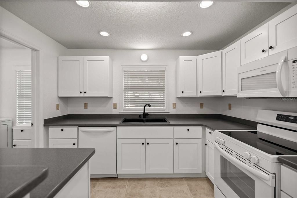 For Sale: $428,000 (3 beds, 3 baths, 1941 Square Feet)