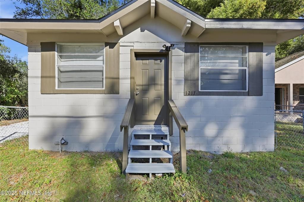 Active With Contract: $105,000 (3 beds, 2 baths, 1320 Square Feet)