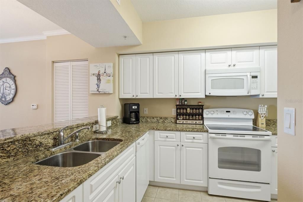 For Sale: $450,000 (2 beds, 2 baths, 1339 Square Feet)