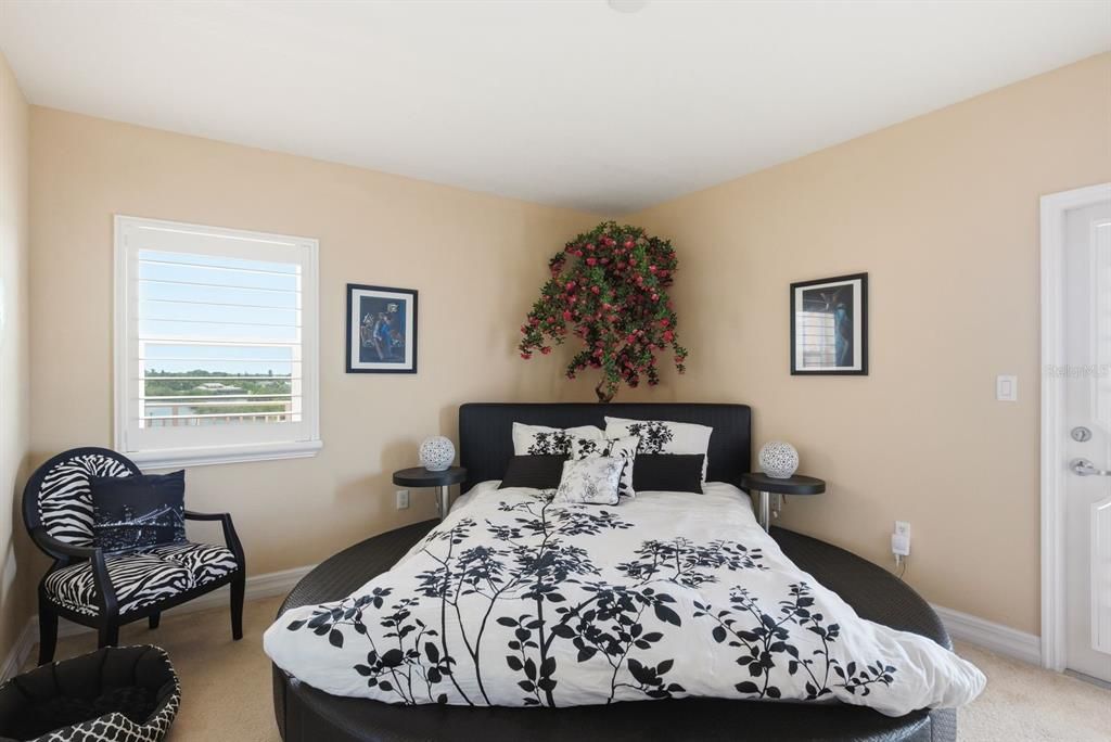 For Sale: $450,000 (2 beds, 2 baths, 1339 Square Feet)