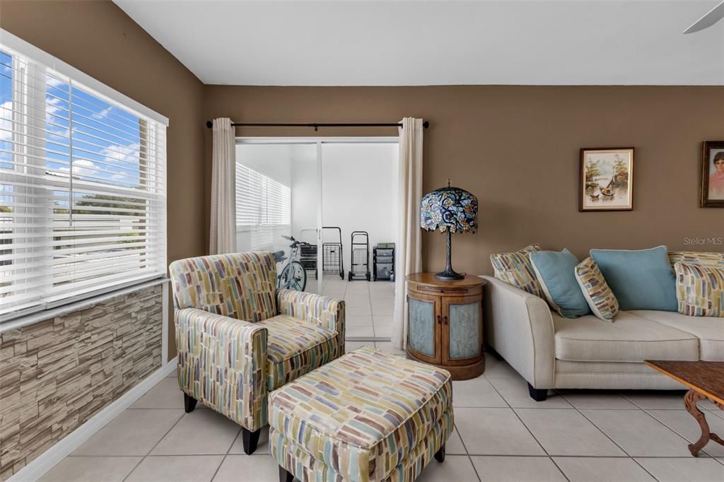 For Sale: $76,000 (1 beds, 1 baths, 833 Square Feet)