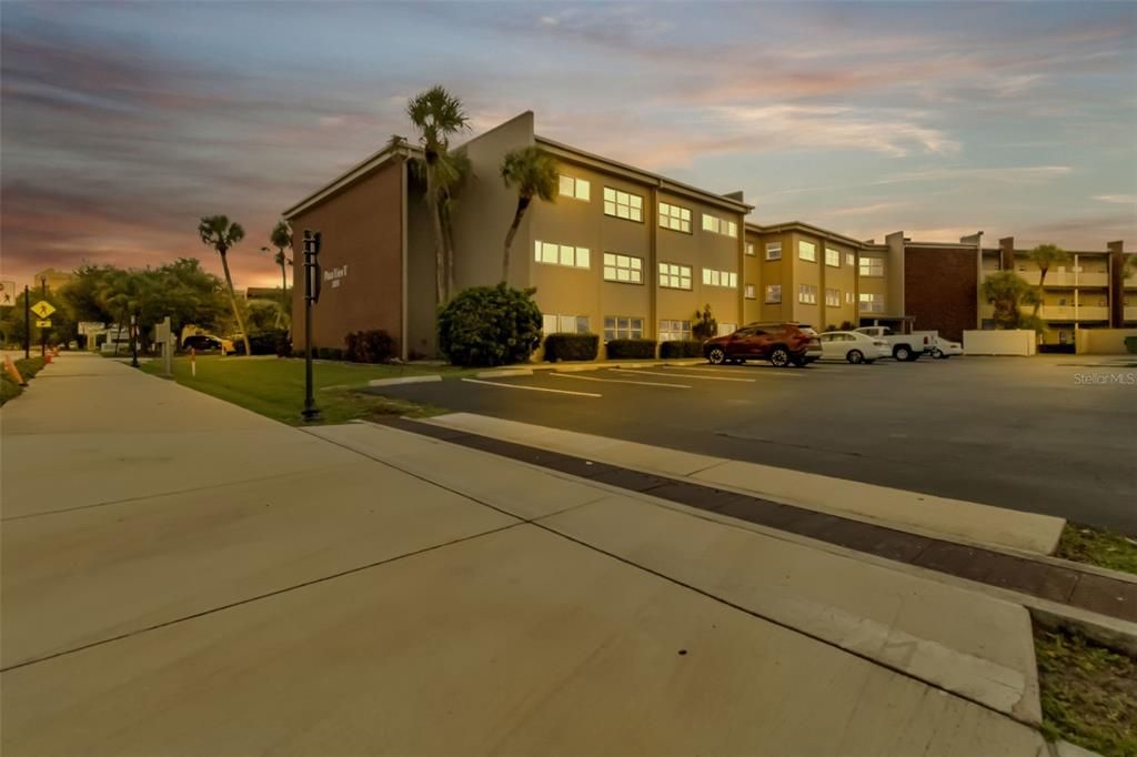 For Sale: $76,000 (1 beds, 1 baths, 833 Square Feet)
