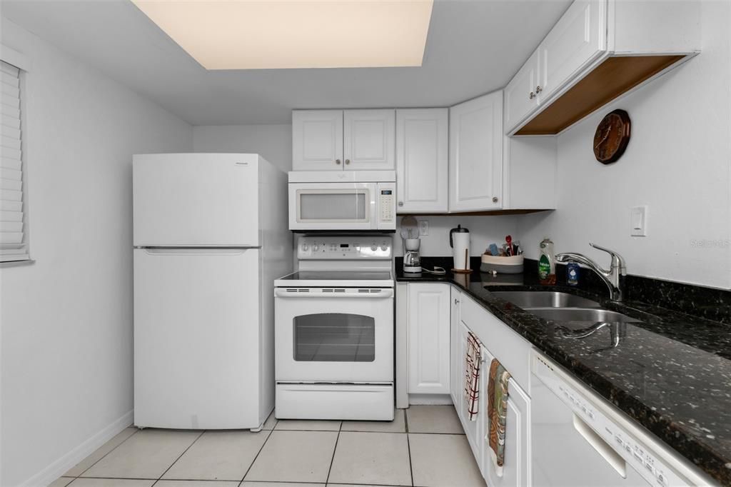 For Sale: $76,000 (1 beds, 1 baths, 833 Square Feet)
