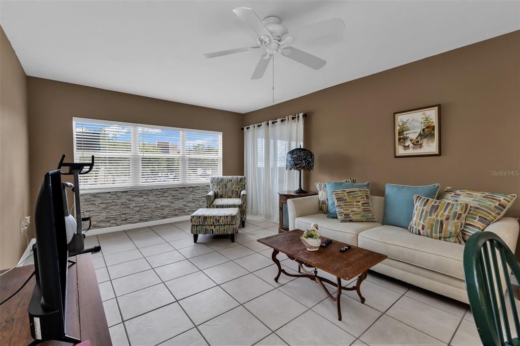For Sale: $76,000 (1 beds, 1 baths, 833 Square Feet)