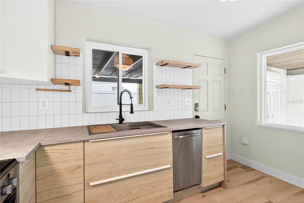 Activo con contrato: $285,000 (2 camas, 1 baños, 874 Pies cuadrados)
