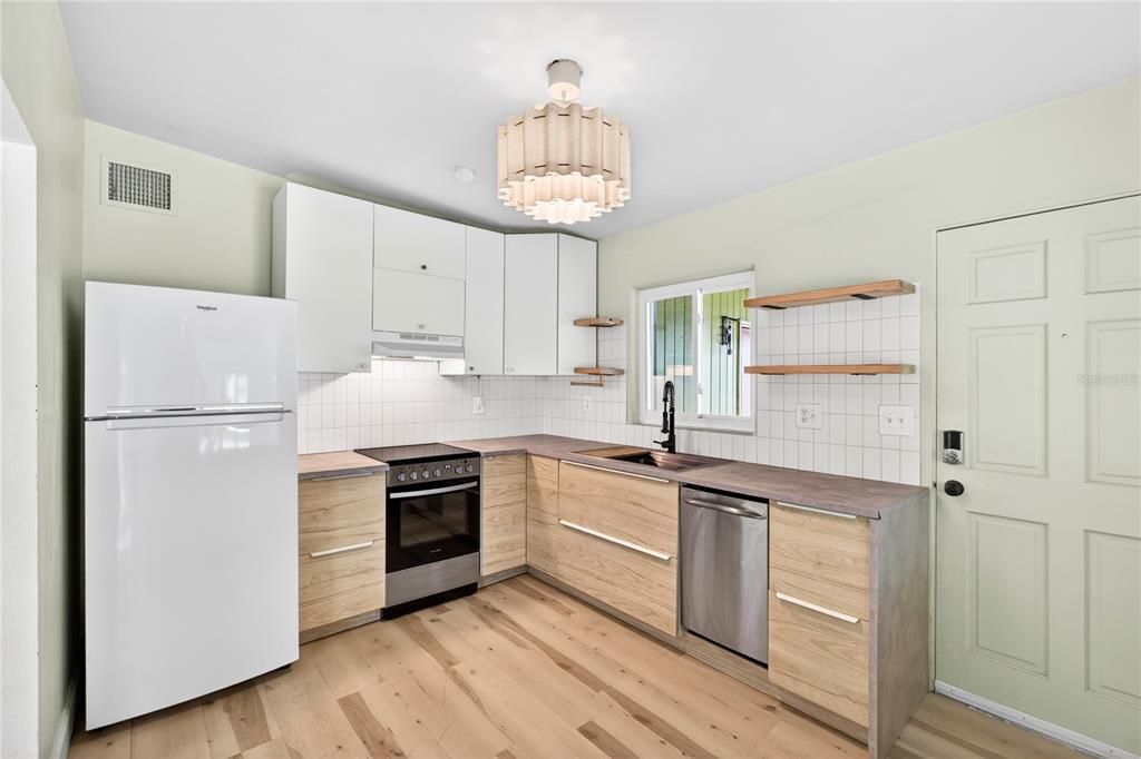 Activo con contrato: $285,000 (2 camas, 1 baños, 874 Pies cuadrados)