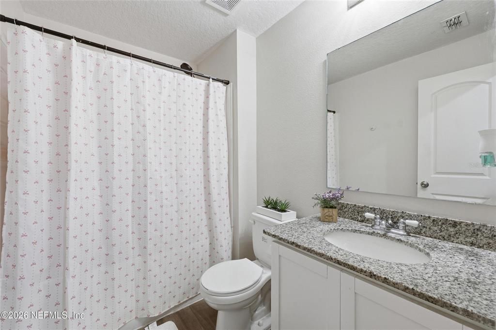 En Venta: $289,900 (4 camas, 2 baños, 1447 Pies cuadrados)