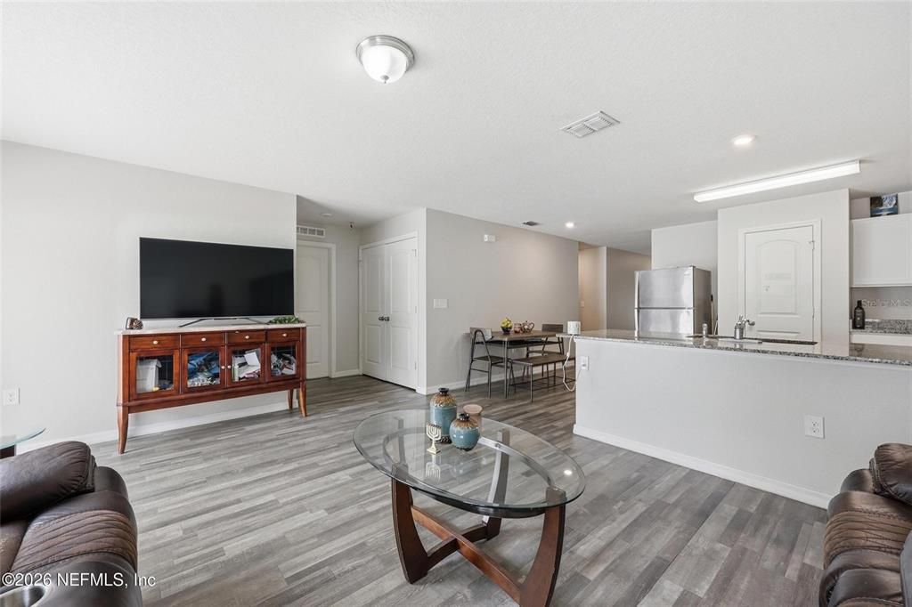 En Venta: $289,900 (4 camas, 2 baños, 1447 Pies cuadrados)