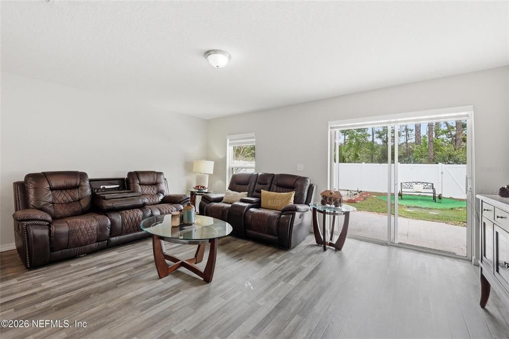 En Venta: $289,900 (4 camas, 2 baños, 1447 Pies cuadrados)