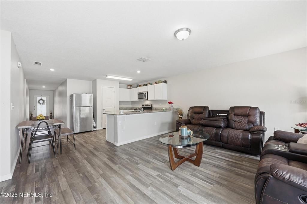 En Venta: $289,900 (4 camas, 2 baños, 1447 Pies cuadrados)